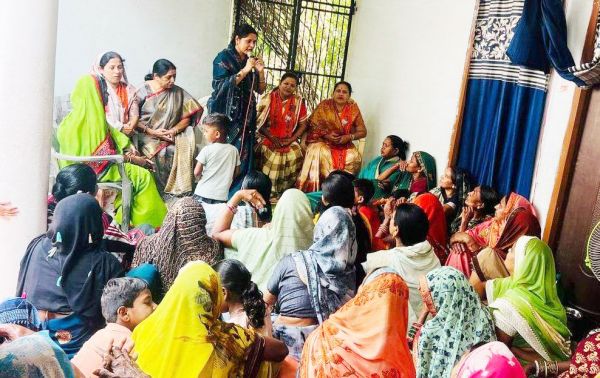 भाजपा महिला नेत्रियों ने किया बृजमोहन का प्रचार