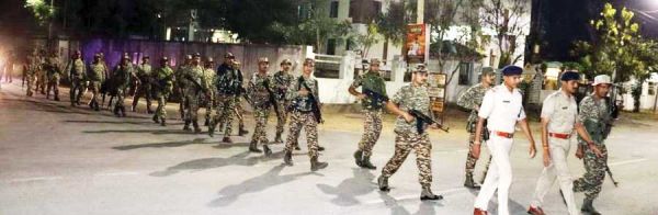 सुरक्षा बलों ने निकाला फ्लैग मार्च