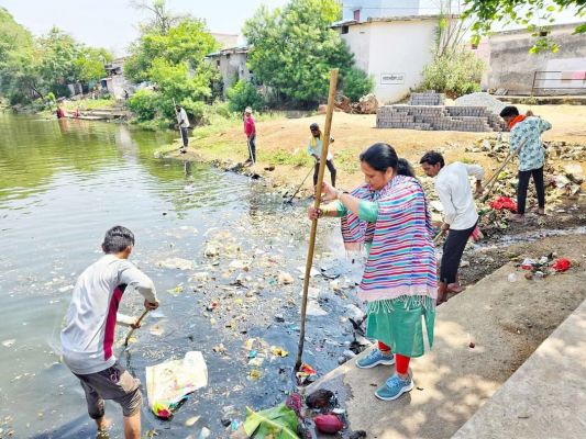 जन्मदिन पर नपाध्यक्ष राशि ने की महामाया तालाब में सफाई