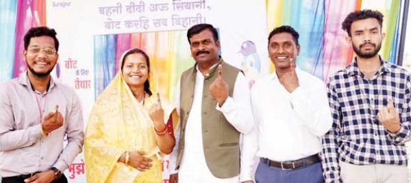 कैबिनेट मंत्री लक्ष्मी राजवाड़े ने परिवार संग डाला वोट