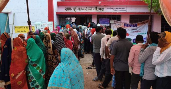 रोड नहीं तो वोट नहीं का नारा बुलंद करने वाले ग्रामीणों ने मुरूम बिछते ही शुरू किया मतदान