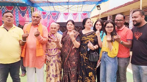 विधायक ललित चंद्राकर ने परिवार  समेत किया मतदान