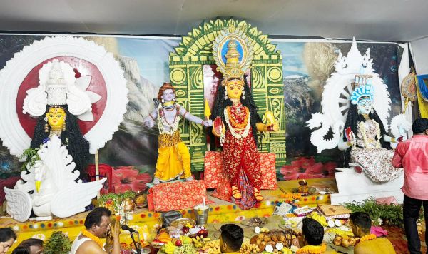 शिव-पार्वती संग माँ दुर्गा व गंगा ने दिए दर्शन