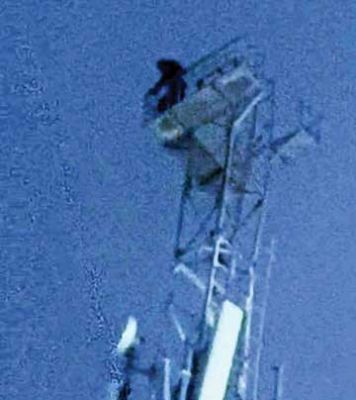रिटायर्ड एएसपी का बेटा मोबाइल टावर पर चढ़ा