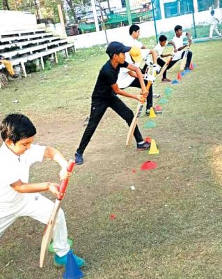 आईपीएल में शशांक का जलवा देख उत्साहित बच्चे मैदान में सीख रहे क्रिकेट