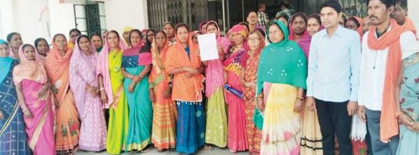164 परिवारों को 2 माह से राशन नहीं, ग्रामीणों ने सौंपा ज्ञापन