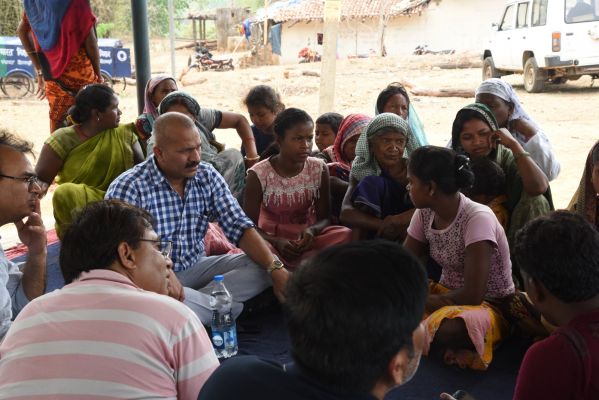 कलेक्टर पहुंचे सुदूर गांव मतरिंगा,  ग्रामीणों से विभिन्न विषयों पर चर्चा