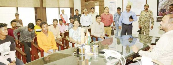 कर्नाटक से वापस लाए 13 मजदूरों से कलेक्टर ने की मुलाकात