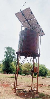 साल भर से  बंद है सोलर मोटर पंप,  झरिया का पानी पीने मजबूर ग्रामीण
