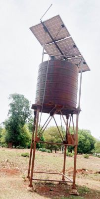 साल भर से  बंद है सोलर मोटर पंप,  झरिया का पानी पीने मजबूर ग्रामीण