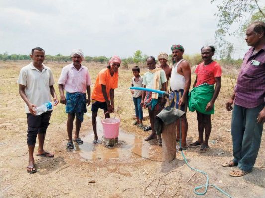 खबर का असर: पैकिन में निजी बोर से ग्रामीणों को पानी मिल रहा