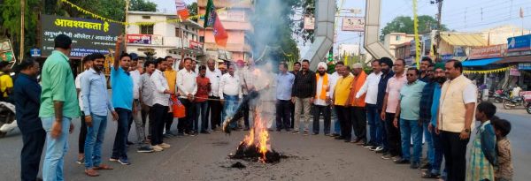 भाजपाईयों ने पश्चिम बंगाल  की सीएम का पुतला जलाया
