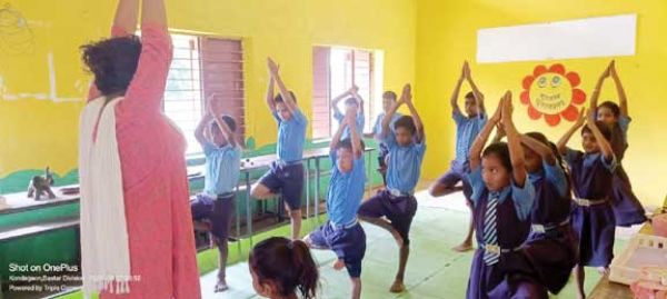 समर कैम्प में बच्चे कर रहे योग प्राणायाम, नृत्य का अभ्यास