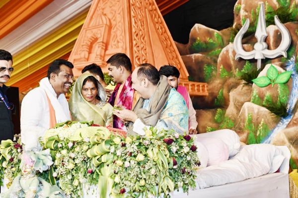 शिवमहापुराण में राजिम विधायक ने पत्नी संग लिया आशीर्वाद