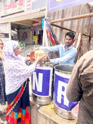 स्वास्थ्य विभाग ने राहगीरों को प्याऊ घरों में बांटे ओआरएस के पैकेट