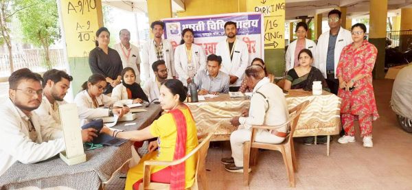 भारती विवि द्वारा जुनवानी भिलाई में नि: शुल्क स्वास्थ्य परीक्षण शिविर