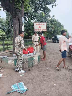 गर्मी को देखते हुए पुलिस ने राहगीरों के लिए की ठंडे पानी की व्यवस्था 