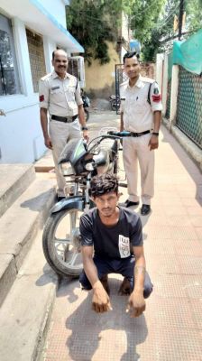 चोरी की बाइक संग युवक गिरफ्तार