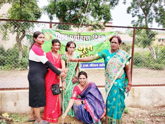 संघर्ष एक जीवन समिति ने ट्रांसजेंडर समुदाय संग रोपे पौधे, देखभाल का संकल्प