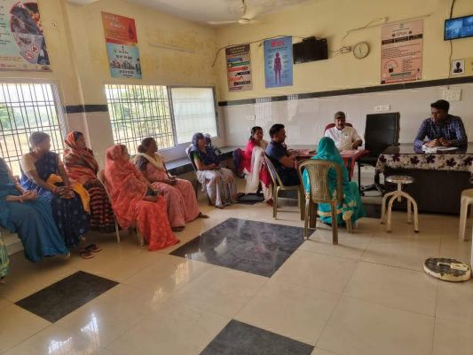 पीएचसी नवानगर में जमीन पर प्रसव, स्टाफ नर्स निलंबित, बीएमओ और संस्था प्रभारी को नोटिस