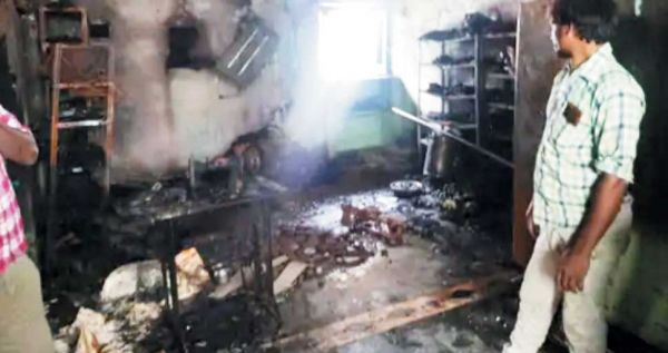 शॉर्ट सर्किट से किराना और फैंसी दुकान में आग, लाखों की क्षति