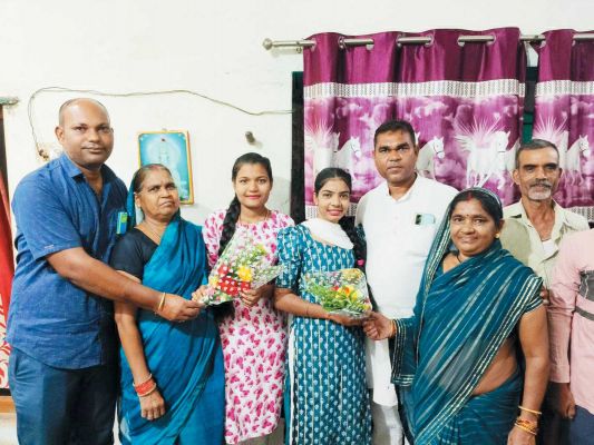 कुर्मी समाज की छात्राओं को बधाई देने निवास पहुंचे आडिल
