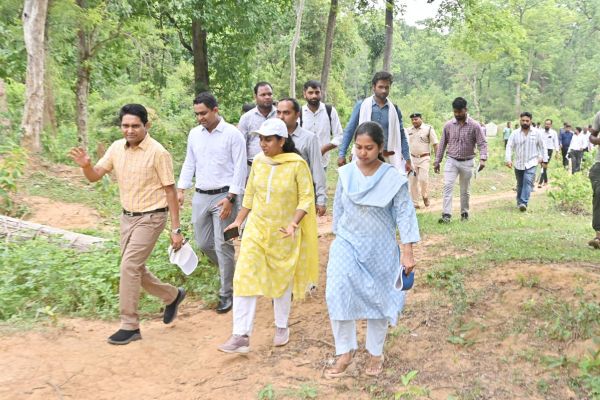 केन्द्रीय टीम ने वनांचल नगरी में जल संरक्षण और विकास कार्यों का किया निरीक्षण
