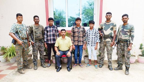 बस्तर के 3 नक्सलियों ने ओडिशा में डाले हथियार