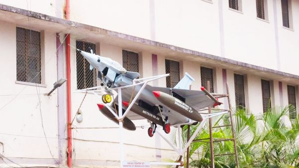 प्राचार्य ने कबाड़ से बनाया रॉफेल लड़ाकू विमान का मॉडल