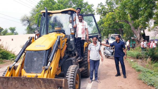 जेसीबी पर चढक़र विधायक ने किया मुआयना, जलभराव वाले स्थानों पर करवाई सफाई