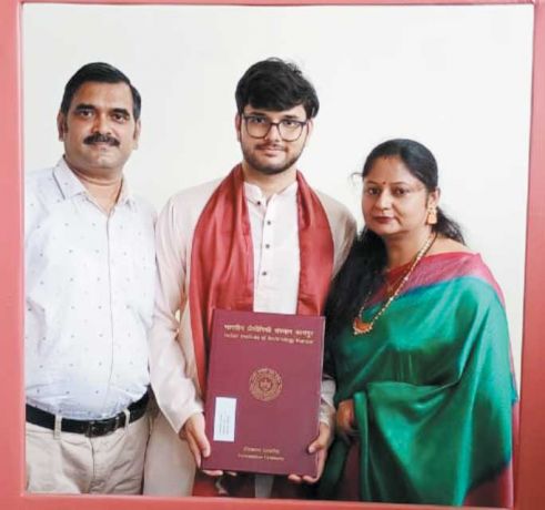 अभिषेक को आईआईटी कानपुर के दीक्षांत में डिग्री मिली