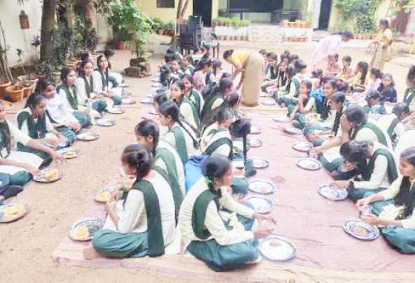 स्कूल को सजाकर छात्राओं को दिया न्योता भोज