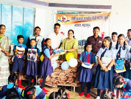 आत्मानंद उत्कृष्ट हिंदी मीडियम स्कूल में प्रवेश उत्सव