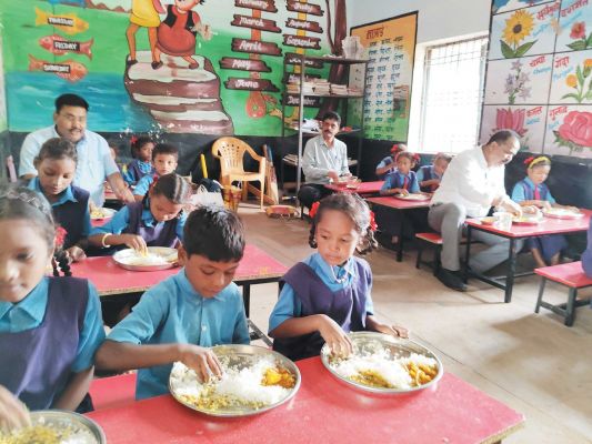 संयुक्त संचालक ने किया स्कूलों का निरीक्षण, बच्चों संग मध्यान्ह भोजन का स्वाद चखा