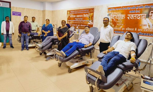 51 चिकित्सकों व विद्यार्थियों ने किया रक्तदान