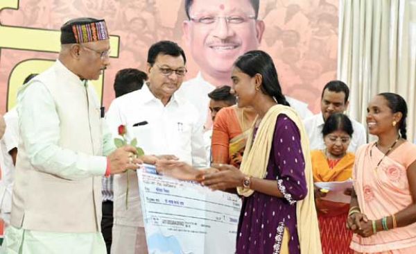 12वीं की मेधावी छात्रा वेदिका को सीएम ने किया सम्मानित, दो लाख का चेक भेंट