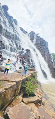 जान जोखिम में डाल नहा रहे पर्यटक तीरथगढ़ जलप्रपात में