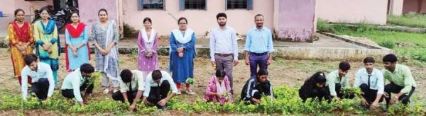 उद्यानिकी महाविद्यालय में छात्र-छात्राओं ने किया पौधरोपण