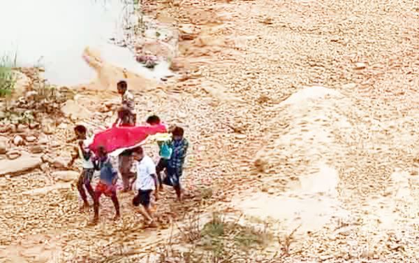 ग्रामीण की हत्या कर शव नदी में फेंका, दो गिरफ्तार