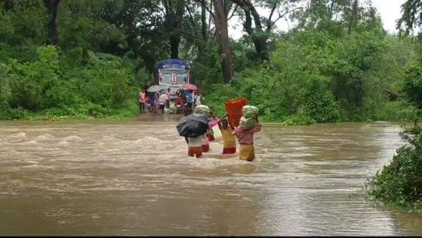 नदी-नाले उफान पर, 36 गांवों का सम्पर्क टूटा