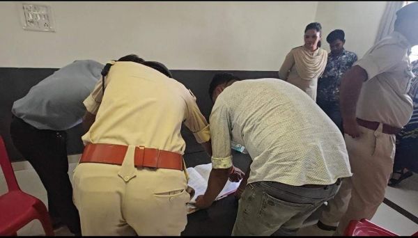 खैरागढ़ के लॉज में पुलिस की दबिश