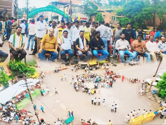 विकास कार्यों को रोकने का आरोप, जनप्रतिनिधियों का चक्काजाम