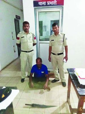 धारदार तलवार के साथ आरोपी  पुलिस के हत्थे चढ़ा  