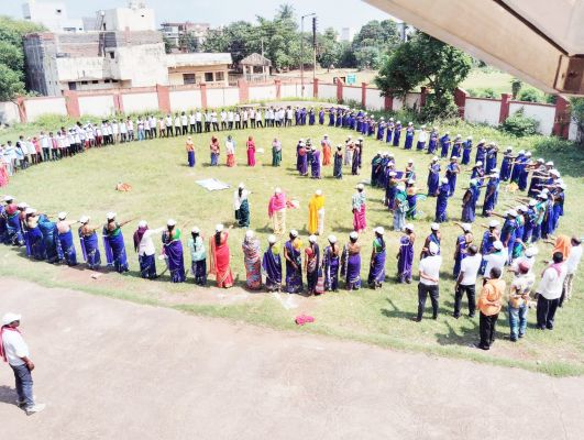 मानव श्रृंखला बनाकर सफाई मित्रों ने दिया स्वच्छता ही सेवा का संदेश