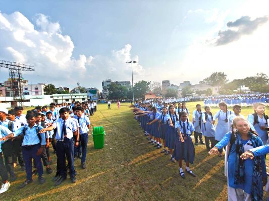 दो हजार से अधिक विद्यार्थियों  ने बनाई मानव श्रृंखला