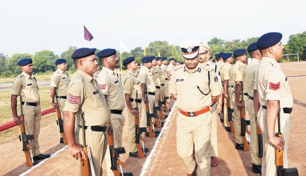 आईजी ने ली रक्षित केंद्र धमतरी में वार्षिक निरीक्षण परेड की सलामी