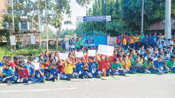 प्राचार्य का ट्रांसफर रद्द कराने छात्र-छात्राएं सडक़ पर एसडीएम के आश्वासन पर माने