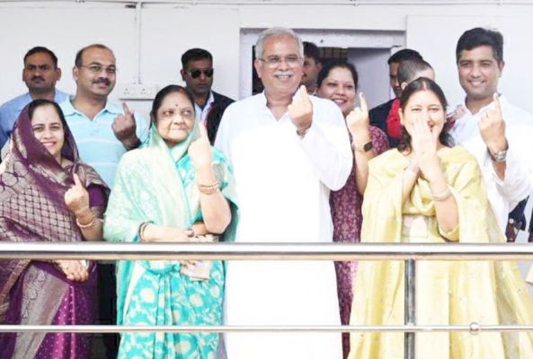 सीएम भूपेश बघेल ने परिवार संग किया मतदान
