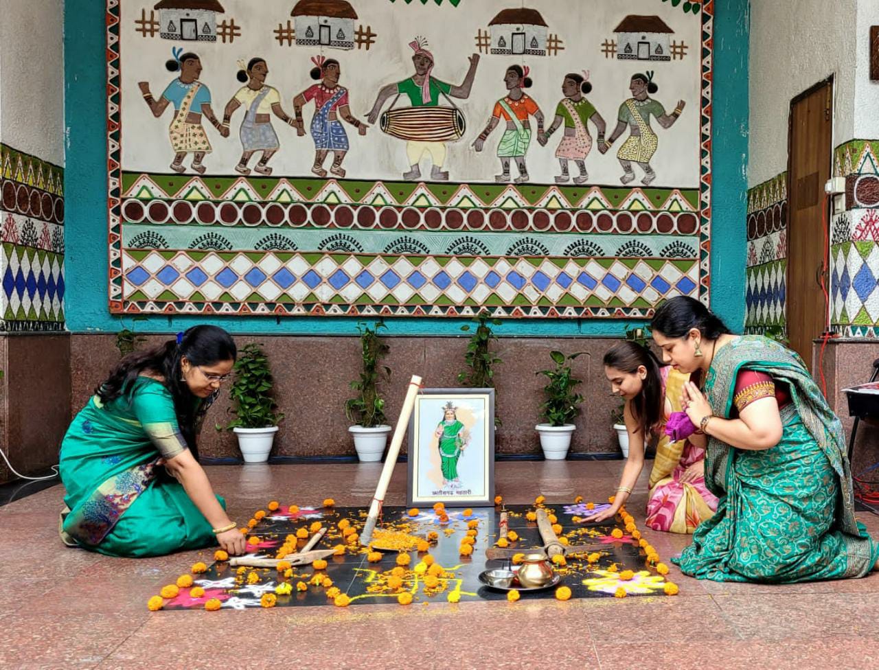 हरेली पर्व पर छत्तीसगढ़ भवन, नई दिल्ली में कृषि उपकरण और छत्तीसगढ़ महतारी की पूजा करतीं महिलाएं।