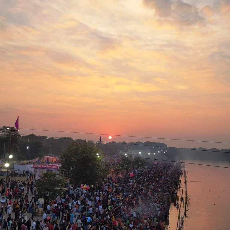 अरपा नदी पर देश का सबसे लंबा छठ घाट है। आज यहां हजारों लोगों ने सुबह उगते सूरज को अर्घ्य दिया। चार दिन की छठ पूजा का समापन यहां हुआ। 